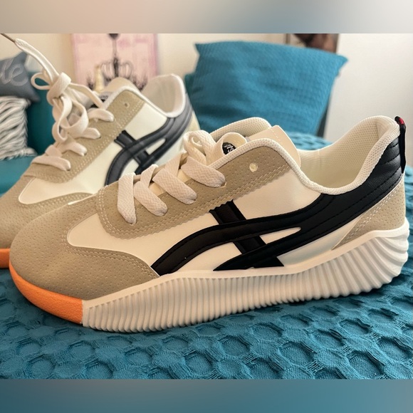 Sneakers👟👟 - Picture 2 of 3